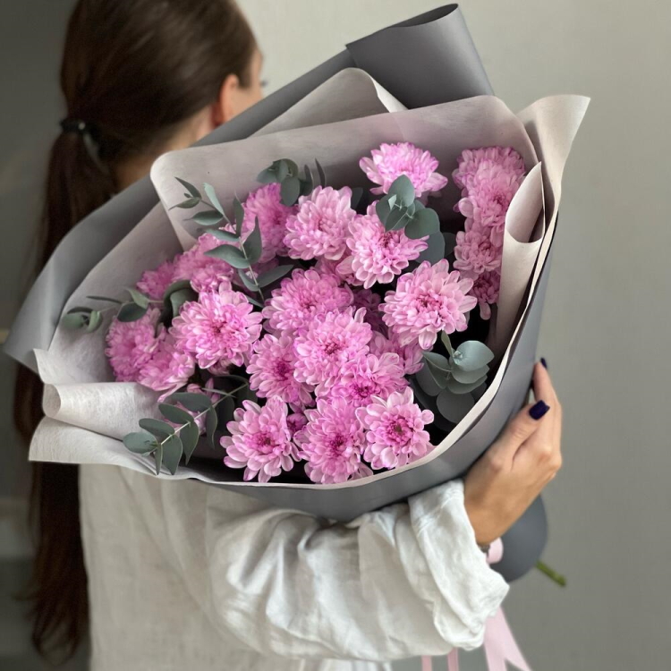 Купить букет из 5 кустовых розовых хризантем и эвкалипта в Омске с бесплатной доставкой