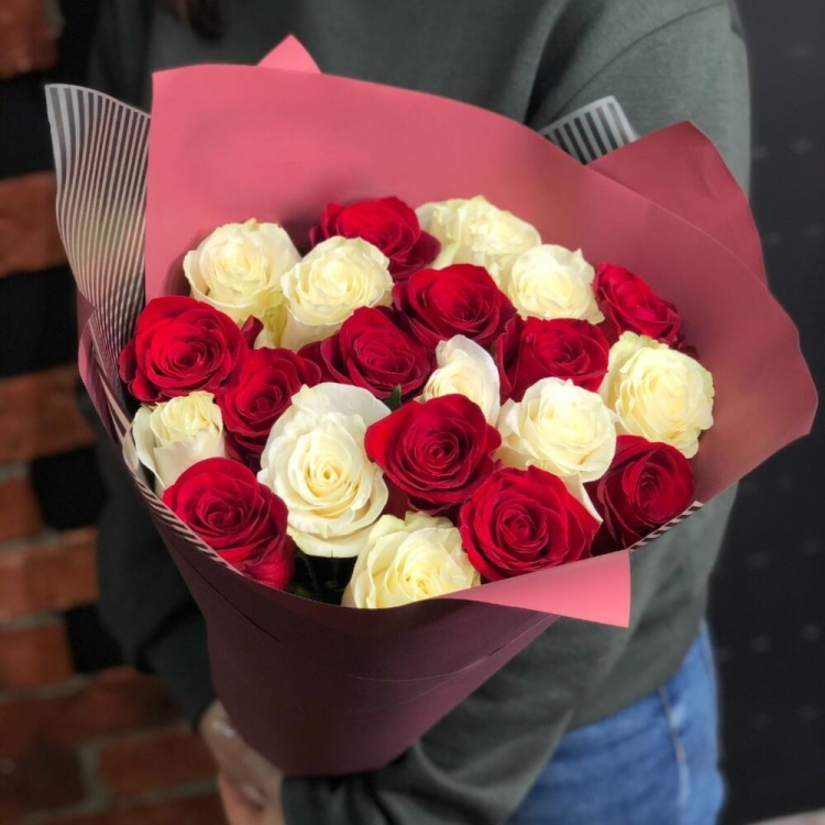 Купить букет из 21 красной и белой розы в Омске с бесплатной доставкой