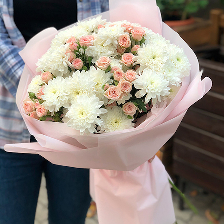 Купить букет из кустовых роз и кустовых хризантем в Омске с бесплатной доставкой