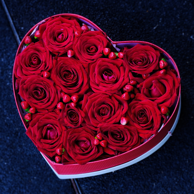 Купить подарочную коробку в виде сердце с красными розами в Омске с бесплатной доставкой
