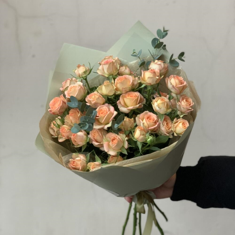 Купить букет из 5 кустовых роз и эвкалипта в Омске с бесплатной доставкой