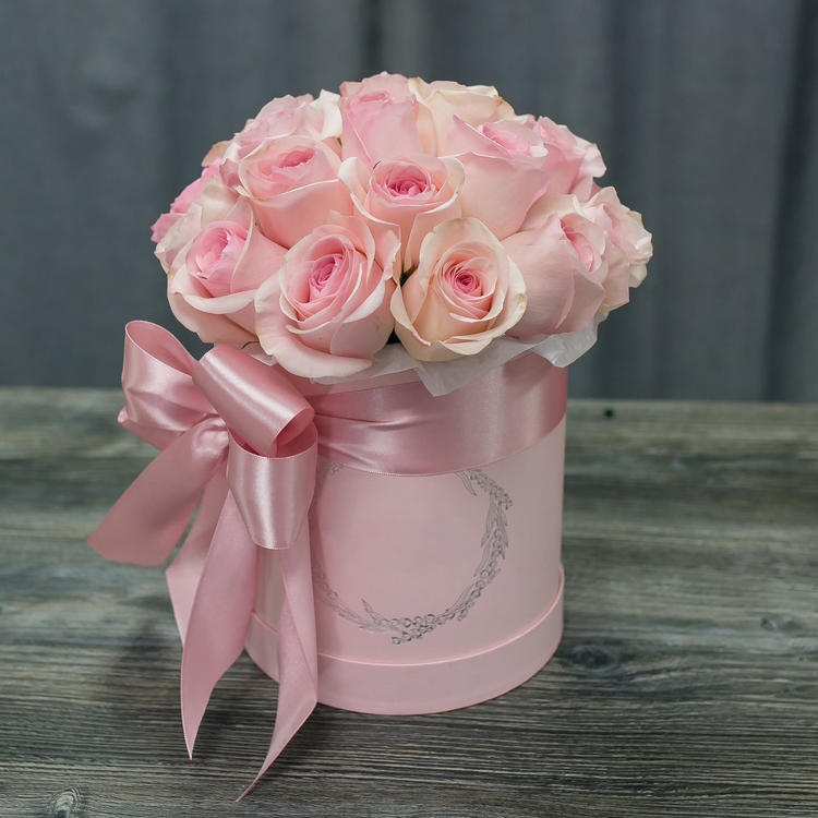 Купить композицию из нежно розовых роз в шляпной коробке в Омске с бесплатной доставкой