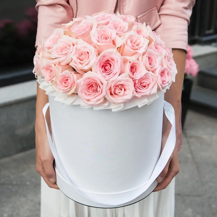Купить композицию из 51 нежно розовых роз в шляпной коробке в Омске с бесплатной доставкой