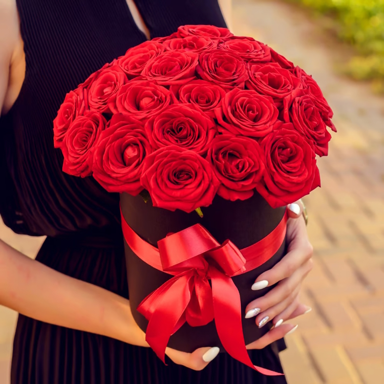 Купить композицию из 21 красной розы в шляпной коробке в Омске с бесплатной доставкой