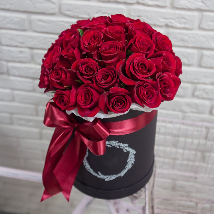 Купить композицию из 41 красной розы в шляпной коробке в Омске с бесплатной доставкой