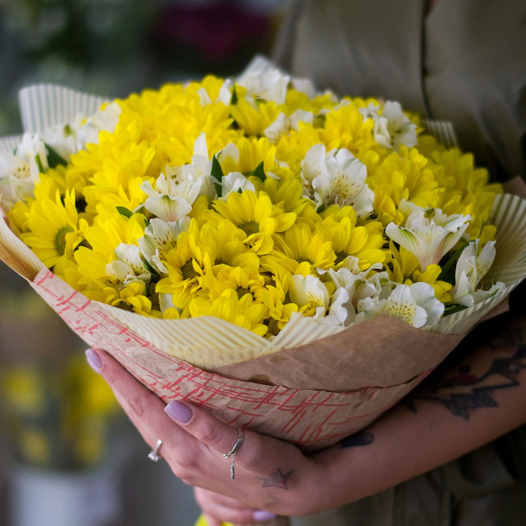 Купить букет из 9 желтых кустовых хризантем в Омске с бесплатной доставкой
