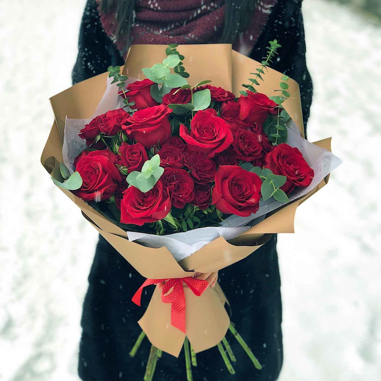 Купить букет из 19 красных роз с ветками эвкалипта в Омске с бесплатной доставкой